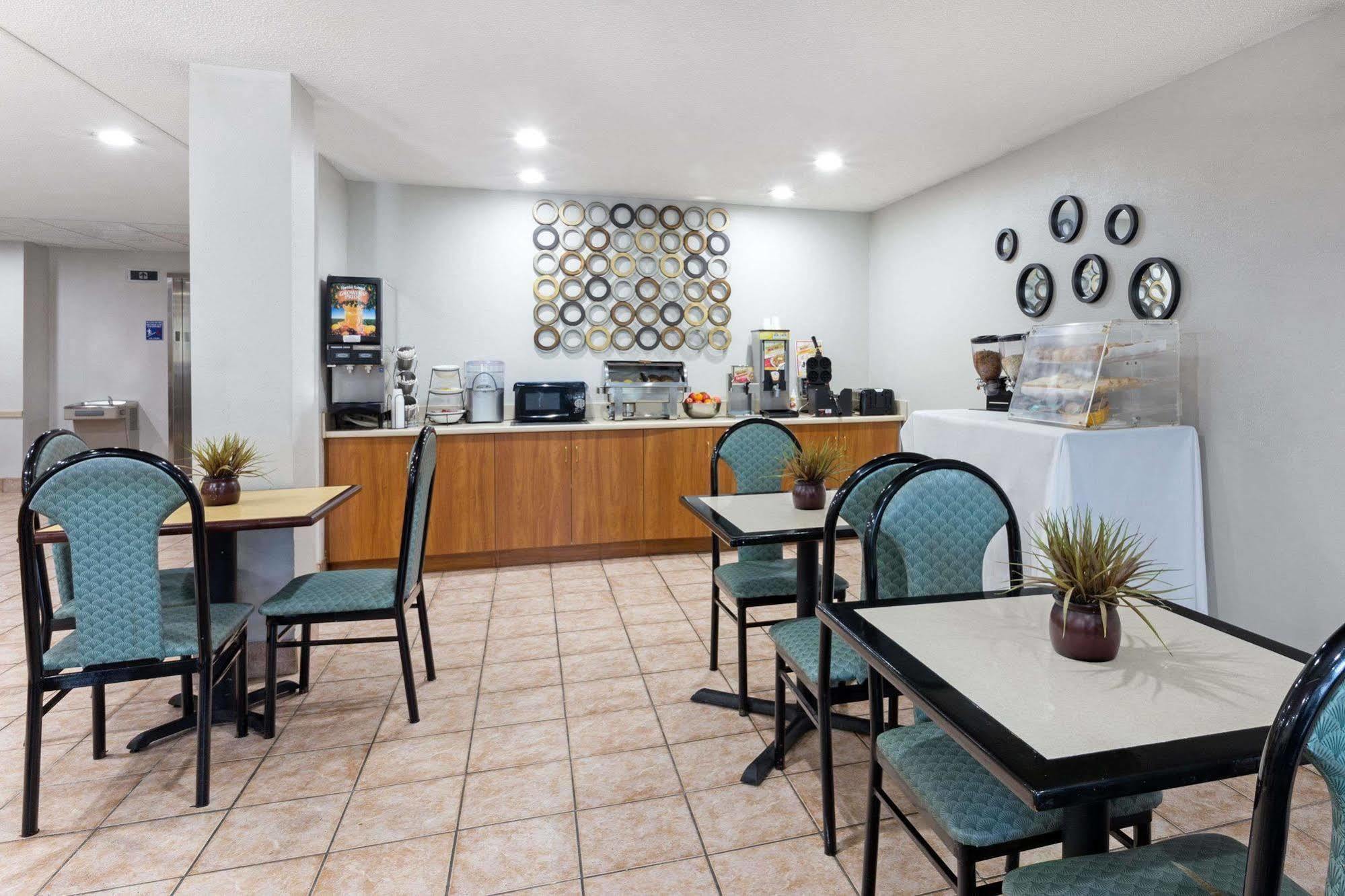 Microtel Inn & Suites By Wyndham Brunswick Exterior foto