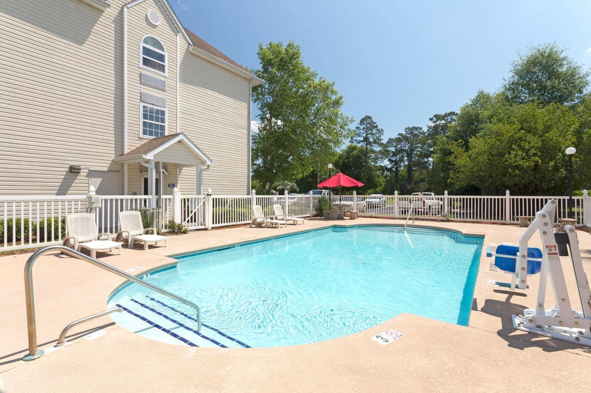 Microtel Inn & Suites By Wyndham Brunswick Exterior foto